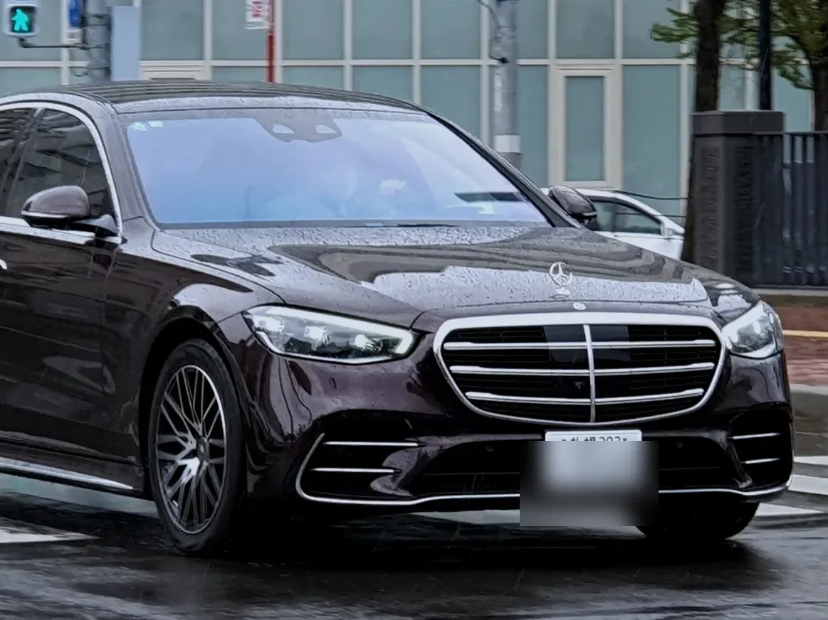 Chauffeur-driven luxury Mercedes S-Class of Copenhagen Airport Ride